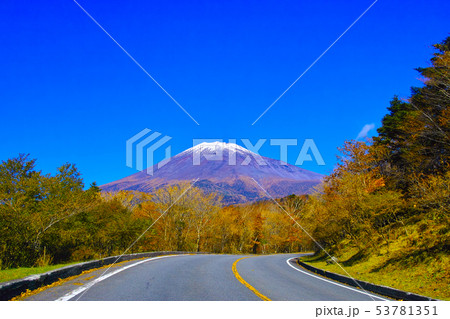 紅葉シーズンの富士山 富士市の富士スカイラインから見る風景の写真素材