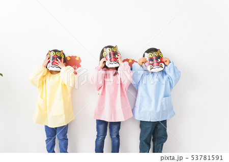 節分のお面をかぶる子どもたち 53781591