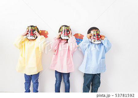 節分のお面をかぶる子どもたち 節分のお面をかぶる子どもたち 53781592