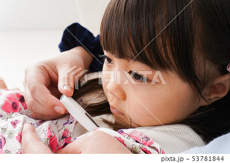 熱を測る子どもとお母さん 熱を測る子どもとお母さん 53781844