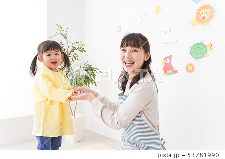 保育士と女の子 53781990