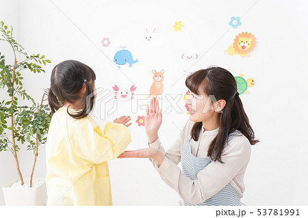 保育士と女の子 保育士と女の子 53781991