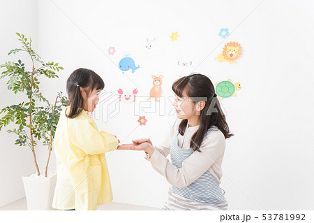 保育士と女の子 53781992
