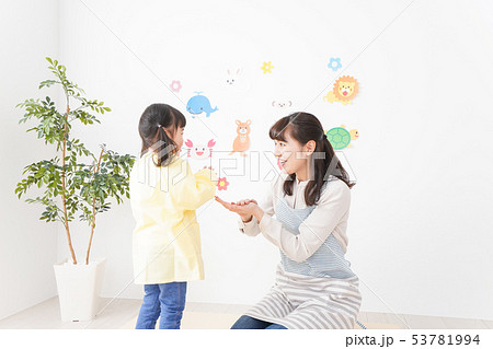 保育士と女の子 53781994