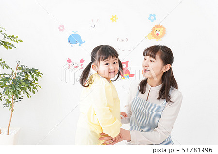 保育士と女の子 53781996