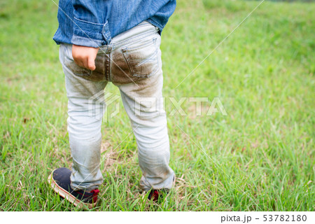 泥だらけになった子供のお尻 53782180