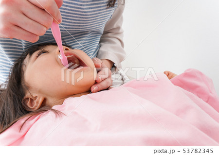 子供の歯を磨くお母さん 子供の歯を磨くお母さん 53782345