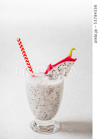 トロピカルスムージー Delicious tropical fruit smoothie drink 53784336
