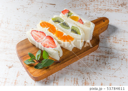フルーツサンドウィッチ　Beautiful and delicious fruit sandwich 53784611