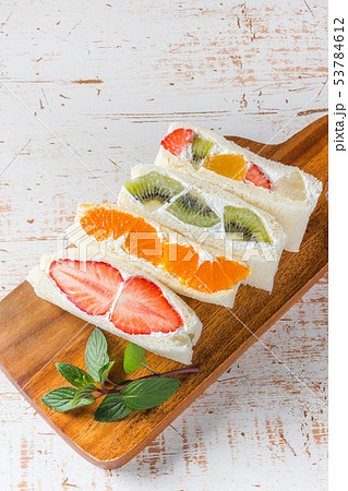 フルーツサンドウィッチ　Beautiful and delicious fruit sandwich 53784612