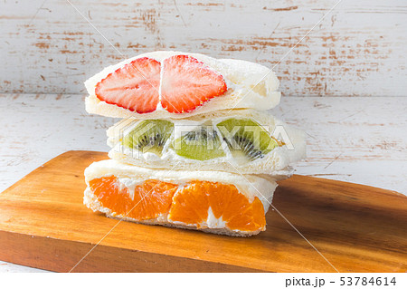 フルーツサンドウィッチ Beautiful and delicious fruit sandwich フルーツサンドウィッチ Beautiful and delicious fruit sandwich 53784614