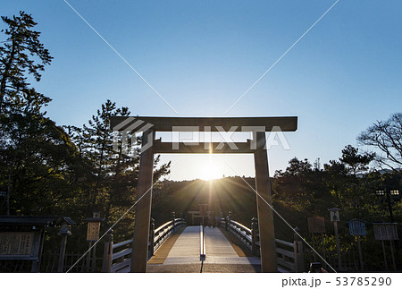 伊勢神宮の風景　冬至の頃　日の出と宇治橋　鳥居と御来光　 53785290