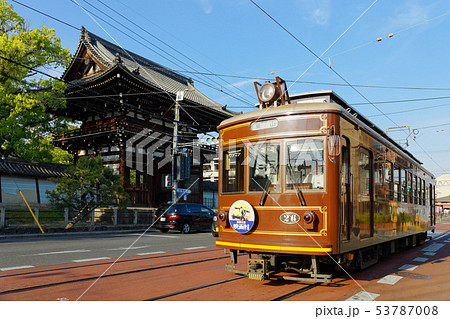 広隆寺を通過中の路面電車 53787008