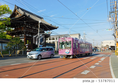 広隆寺を通過中の路面電車 53787011