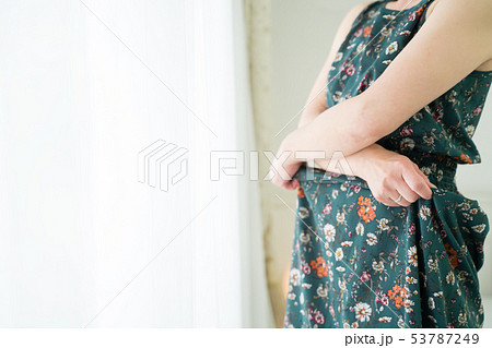 女性　着替え 53787249