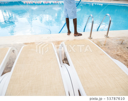 Unrecognizable man cleaning swimming pool 53787610