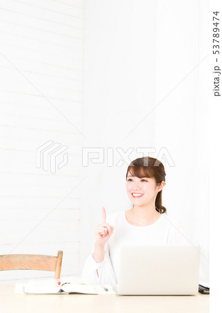 パソコンを使う若い女性 53789474