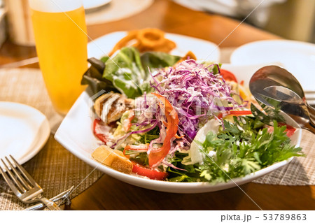 チーズがたっぷりかかったシーザーサラダ チーズがたっぷりかかったシーザーサラダ 53789863