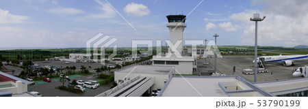 展望デッキから見る　南ぬ島石垣空港の管制塔 53790199