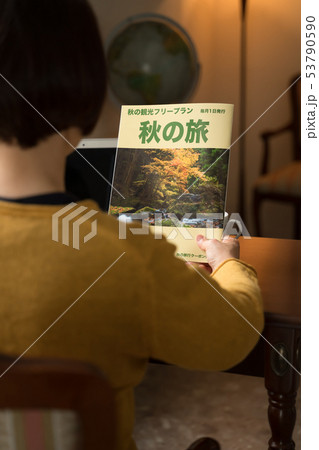 旅行、女性、旅雑誌（架空の雑誌） 53790590