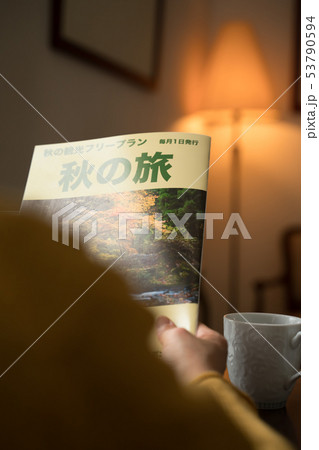旅行、女性、旅雑誌（架空の雑誌） 53790594