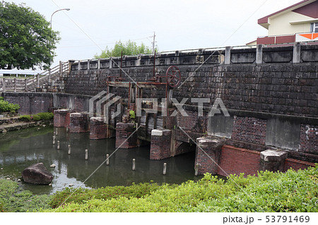 輪中の樋門 53791469