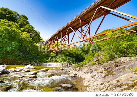 宮城花山の一迫川と赤い温湯橋 53791630