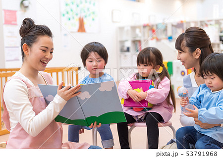 幼稚園、保育士、読み聞かせ、遊ぶ、絵本 幼稚園、保育士、読み聞かせ、遊ぶ、絵本 53791968