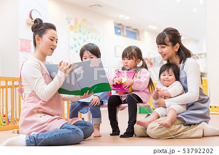幼稚園 保育士 読み聞かせ 遊ぶ 絵本の写真素材