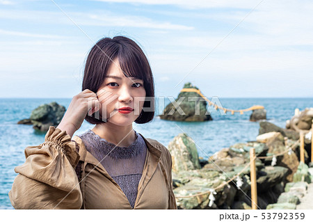 若い女性と夫婦岩 二見浦 若い女性と夫婦岩 二見浦 53792359