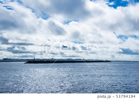沖縄　那覇港　アジアの十字路　防波堤　着陸直前の飛行機 53794194