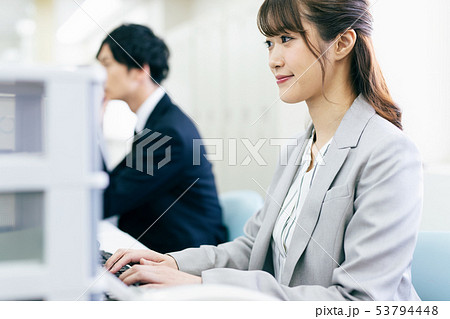OL 女性 ビジネス デスクワーク 53794448