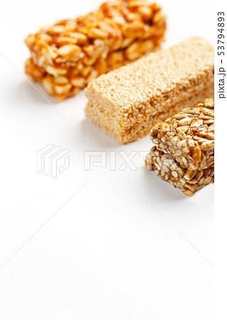 Grain granola bar with peanuts, sesame and seeds 53794893
