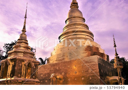 夕暮れに金色に輝くタイ仏教寺院の仏塔・イメージ (タイ) 夕暮れに金色に輝くタイ仏教寺院の仏塔・イメージ (タイ) 53794940