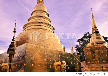 夕暮れに金色に輝くタイ仏教寺院の仏塔・イメージ (タイ) 夕暮れに金色に輝くタイ仏教寺院の仏塔・イメージ (タイ) 53794961