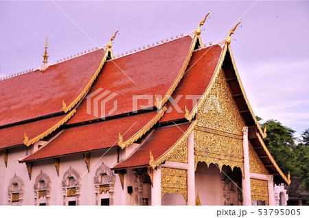 夕暮れに染まるタイ仏教寺院の本殿・イメージ (タイ) 夕暮れに染まるタイ仏教寺院の本殿・イメージ (タイ) 53795005
