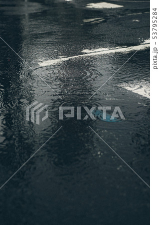 雨とアスファルト 53795284