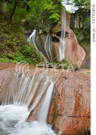 マジェンタカラーの岩肌を流れる白い流れ 53795858