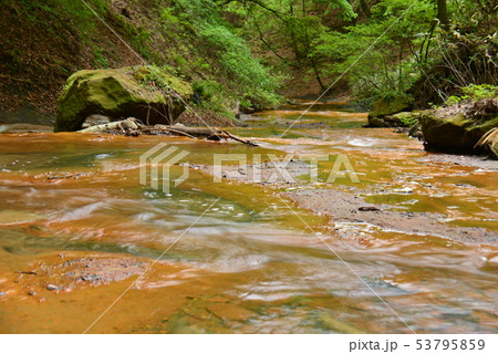マジェンタカラーの岩肌の流れ 53795859