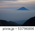 鳳凰山から見た雲海に浮かぶ富士山 53796806
