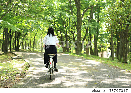 自転車に乗る女子高生 自転車に乗る女子高生 53797017