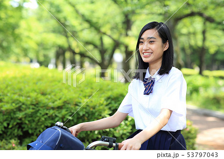 自転車に乗る女子高生の写真素材