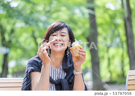 ソフトクリームを食べる 無邪気で美しい女性 アラフォー アラフィフ 53797056