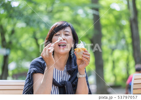 ソフトクリームを食べる 無邪気で美しい女性 アラフォー アラフィフ 53797057