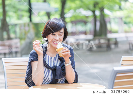 ソフトクリームを食べる 無邪気で美しい女性 アラフォー アラフィフの写真素材