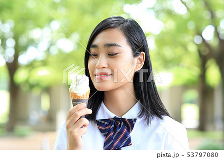 ソフトクリームを食べる女子高生の写真素材