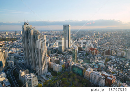 日本の東京都市景観 東京オペラシティタワーなどを望む 日本の東京都市景観 東京オペラシティタワーなどを望む 53797336