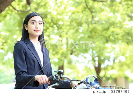 スーツの若い女性 スーツの若い女性 53797492