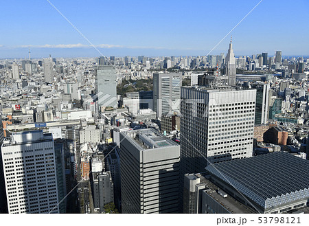 日本の東京都市景観 新宿駅や大手町 丸ノ内 東京スカイツリー 新国立競技場 東京タワーなどを一望の写真素材