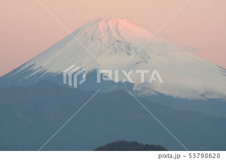 日の出前 富士山頂にだけ日が差したところ 日の出前 富士山頂にだけ日が差したところ 53798628